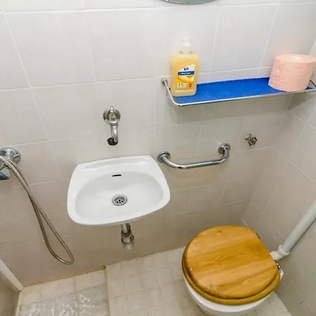 Jozomare - Single With Shared Bathroom Апартаменты